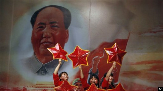 北京紅色餐廳裏表演紅色歌舞，背景是毛澤東像。中共要回歸毛時代嗎？