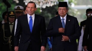 ၾသစေၾတးလ် ၀န္ႀကီးခ်ဳပ္ Tony Abbott (L) နဲ႔ အင္ဒိုနီးရွားသမၼတ Susilo Bambang Yudhoyono တုိ႔ ဂ်ကာတာၿမိဳ႕ေတာ္ သမၼတနန္းေတာ္မွာ ေတြ႔ဆံုစဥ္။ (၃၀ စက္တင္ဘာ ၂၀၁၃)