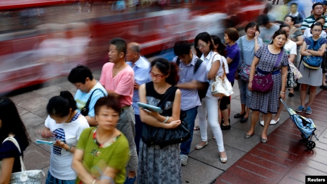 上海市民在排队买东西。