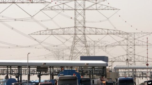 Trucks arrive at the water filling station of an aluminum smelting plant to get fresh water distilled from Gulf seawater in Dubai, United Arab Emirates (File Photo).