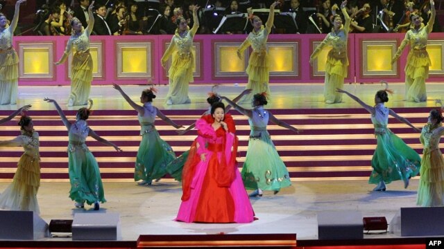 Bà Bành Lệ Viên biểu diễn tại lễ kỉ niệm 10 năm Hồng Kông được trả về Trung Quốc, 30/6/2007.