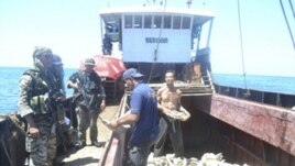 Quân đội Philippines bắt các ngư phủ Trung Quốc bị cho là đánh bắt trái phép những hải sản có nguy cơ tuyệt chủng.
