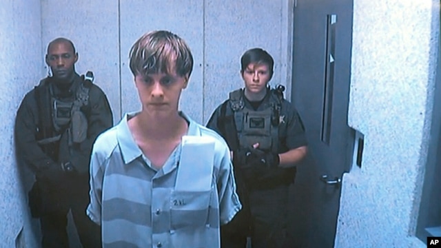 Nghi can Dylann Roof xuất hiện trong video trước một thẩm phán ở Charleston, South Carolina, 19/6/15