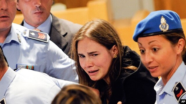 Amanda Knox khóc sau phán quyết tha trắng án tại tòa Perugia ở Ý, ngày 3/10/2011 