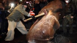 Kiev, Protestuesit rrëzojnë bustin e Leninit