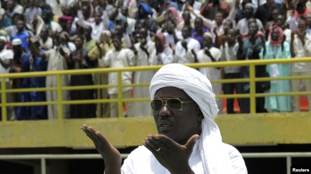 Muslims pray for peace during a rally at the March 26 stadium in Bamako, Mali August 12, 2012.