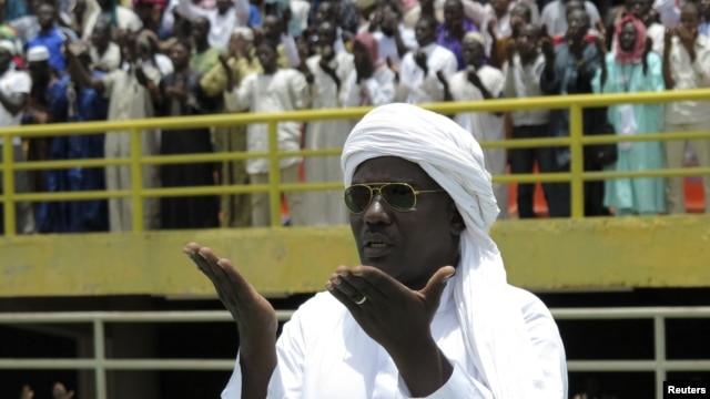 Muslims prays for peace during a rally at the March 26 stadium in Bamako, Mali August 12, 2012.