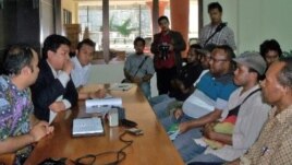Perwakilan Dewan Adat Daerah Paniai, Papua (kanan) mendatangi kantor Komnas HAM di Jakarta untuk mengadukan dugaan pelanggaran aparat keamanan (7/12).