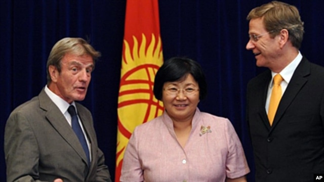 Kyrgyzstan President Roza Otunbayeva meets with French Foreign Minister Bernard Kouchner (L) and German Foregin Minister Guido Westerwelle (R) during a two-day informal meeting with top officials from 56 OSCE states, Bishkek, 16 July 2010