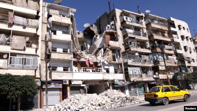 Một tòa nhà bị hư hại vì các vụ pháo kích trong thành phố Aleppo ở miền bắc Syria