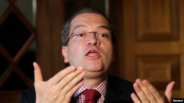 El Ministro del Interior de Colombia, Fernando Carrillo, dijo que mientras siga el secuestro y los atentados contra los civiles el proceso seguirá estancado.
