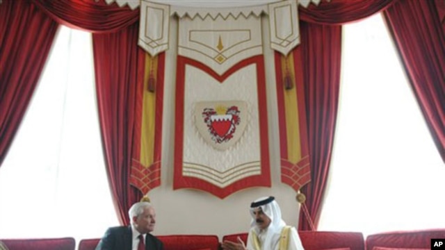 US Defense Secretary Robert Gates meets with Bahrain's King Hamad bin Isa al-Khalifa at Sakhir Palace in Manama, March 12, 2011