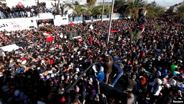 Manifeastantes no cortejo funebre de Chlri Belaid