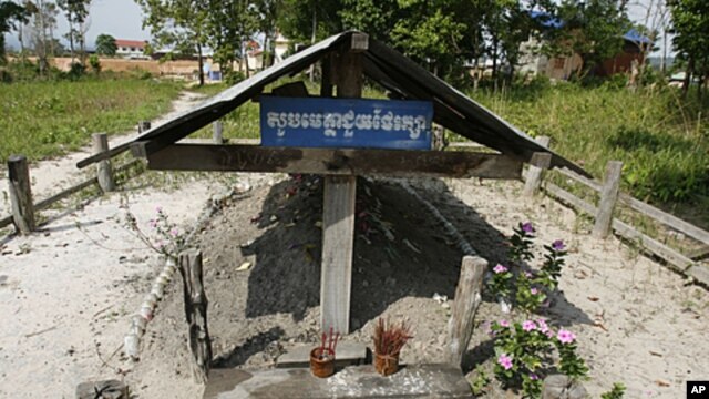 ផ្នូរ​របស់​ប៉ុលពត​ដែល​ស្ថិត​នៅ​​អន្លង់វែង​។​​