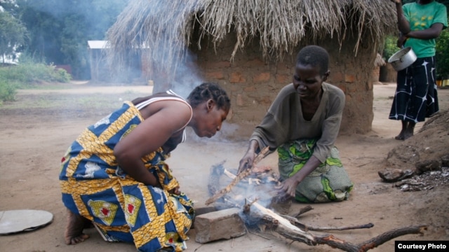 Millions of people across Africa struggle every day to collect and chop wood for fires to cook their food (Photo: Sunfire)