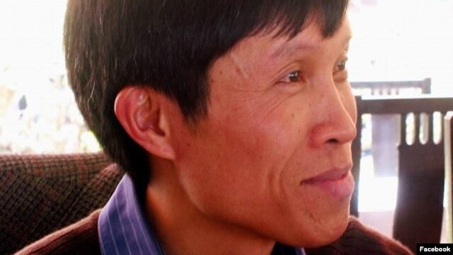 Ông Nguyễn Hữu Vinh là một blogger nổi tiếng được biết đến với tên Anh Ba Sàm. Ông Vinh và  trợ lý của ông là bà Nguyễn Thị Minh Thúy đã bị bắt giam từ tháng 5/2014 vì bị cáo buộc đã đăng các bài viết “chống nhà nước”. 