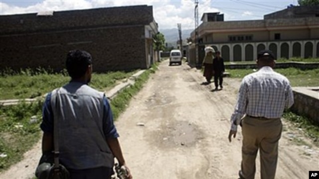 Pakistani journalists roam around in a vicinity of the house of al-Qaida leader Osama bin Laden which has been made an exclusion zone for the general people in Abbottabad, May 7, 2011
