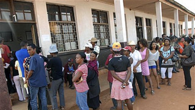 Madagascans line up to cast their votes in a referendum in Antananarivo, 17 Nov 2010