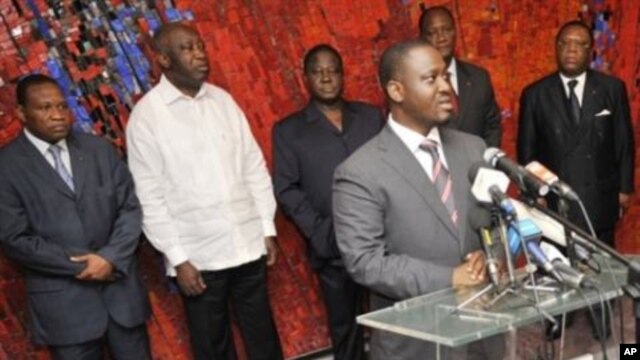 Ivory Coast's Prime Minister Guillaume Soro (C) speaks during a meeting with President Laurent Gbagbo (2ndL) and party leaders at the presidential palace in Abidjan, 06 Sep 2010,  ahead of a presidential poll on 31 Oct 2010