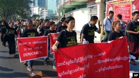 ျမန္မာသတင္းမီဒီယာသမားေတြ သတင္းလြတ္လပ္ခြင့္ရေရး ရန္ကုန္မွာ ဒီကေန႔ ဆႏၵျပေတာင္းဆိုခဲ့ၾကစဥ္။