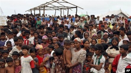 ရခိုင္ျပည္နယ္ ဒုကၡသည္စခန္းမွ မူဆလင္ ဒုကၡသည္မ်ားကို ေတြ႔ရစဥ္။