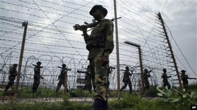 Pasukan penjaga perbatasan India melakukan patroli di perbatasan India-Pakistan di Kanachak, sekitar 15 kilometer dari Jammu (foto: dok). India dan Pakistan saling tuduh dalam insiden di perbatasan Kashmir.
