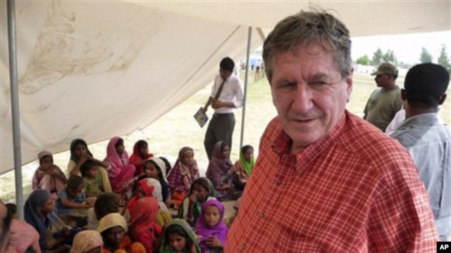 The late U.S. special envoy to Afghanistan and Pakistan Richard Holbrooke visits Pakistani children who survived floods and live in a camp in southern Sindh province, Pakistan, September, 2010.