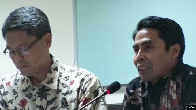 Kepala Pusat Meteorologi Publik BMKG, Prabowo (kiri) dan Deputi  Klimatologi BMKG, Widada Sulistya dalam jumpa pers di Jakarta, 10/1/2014 (Foto: VOA/ Iris Gera).