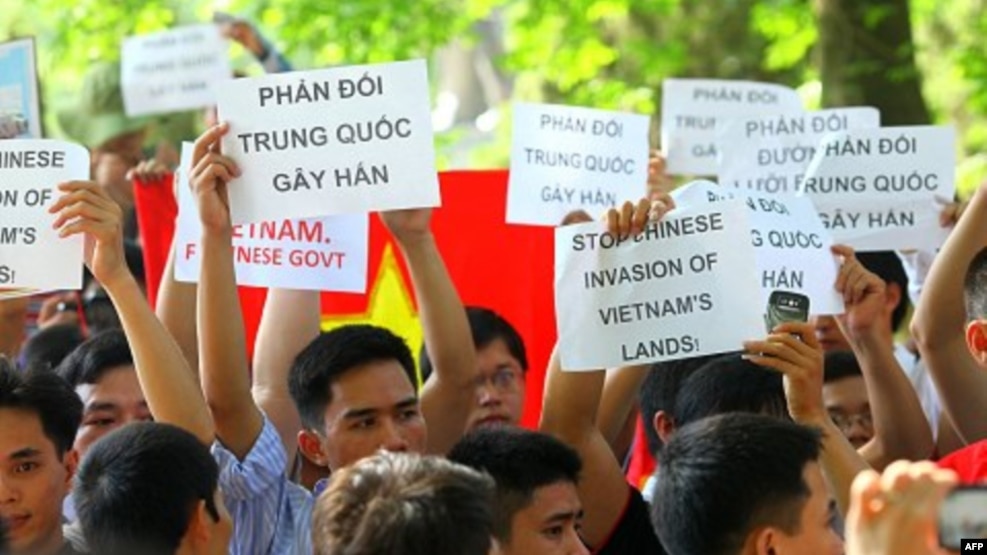 Người dân Việt Nam biểu tình chống Trung Quốc trước Đại sứ quán Trung Quốc ở Hà Nội, Việt Nam, 5/6/2011.