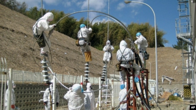 Workers attempting to repair power lines at the Fukushima Daiichi Nuclear Power Plant in Tomioka, March 24, 2011