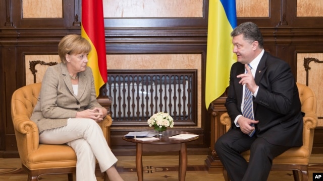 Bà Merkel đã gặp Tổng thống Ukraine Petro Poroshenko và hứa viện trợ cho Ukraine khoảng 660 triệu đôla để giúp Ukraine tái thiết. 