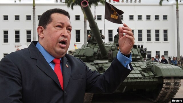 El presidente venezolano Hugo Chávez llega al desfile militar que marcó el 191 aniversario del ejército, el 24 de junio de 2012. Chávez ha dado prioridad al armamentismo de sus fuerzas militares.