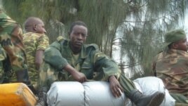 Un soldat du M23 ​​assis sur des boîtes à munitions alors que le groupe rebelle se retirait de Goma, en RDC - 1 décembre 2012 (photo - VOA / G. Joselow).