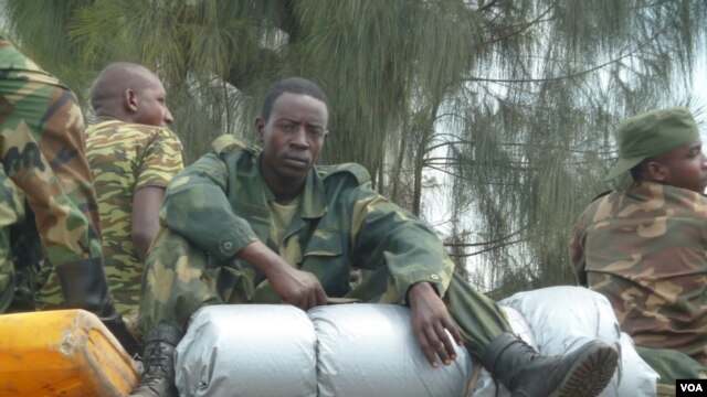 Un soldat du M23 ​​assis sur des boîtes à munitions alors que le groupe rebelle se retirait de Goma, en RDC - 1 décembre 2012 (photo - VOA / G. Joselow).