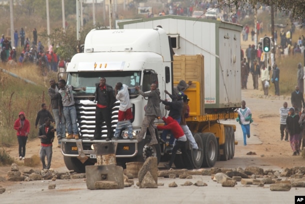 Zimbabwean rioters in Harare.