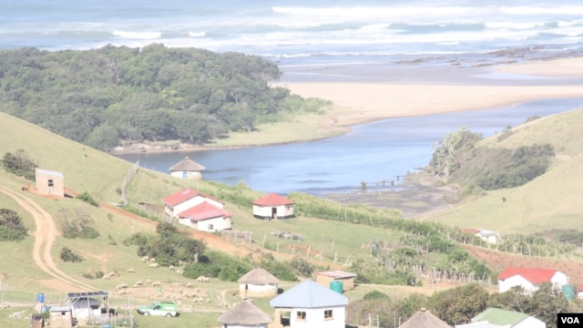 Part of Nqileni village at the mouth of the Bulungula River in South Africa’s Eastern Cape province (D. Taylor/VOA)