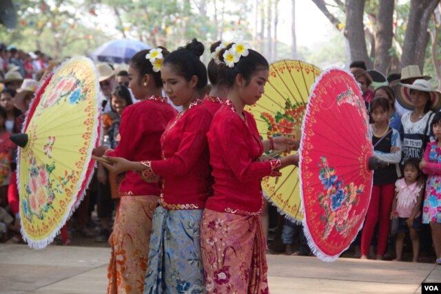 អ្នករបាំ​កាន់​តាំងយូ​នៅ​ក្នុង​នៅ​ចំពោះ​ទស្សនិកជន​ក្នុង​ឱកាស​បុណ្យ​ចូលឆ្នាំ​ខ្មែរ​ឆ្នាំមមែ​នៅ​ខេត្តសៀមរាប នៃ​ប្រទេស​កម្ពុជា។