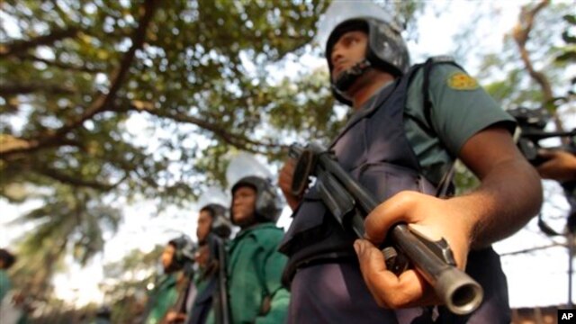 Polisi Bangladesh berjaga di luar Pengadilan Khusus Mahkamah Pidana di Dhaka, Bangladesh (Foto: dok). Pengadilan ini telah menjatuhkan hukuman penjara seumur hidup bagi Abdul Quade Molla, atas perannya dalam perang kemerdekaan tahun 1971, Selasa (5/2).