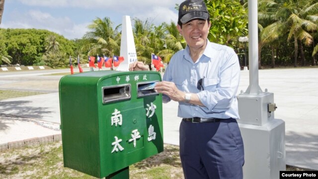 台湾总统马英九在太平岛投递明信片。（资料照）