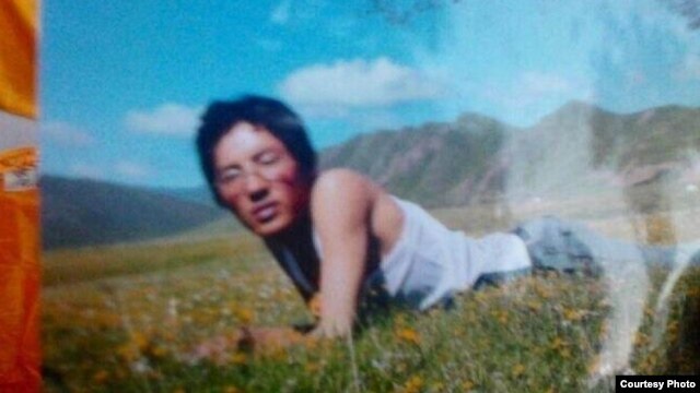 ལོ་༢༤་ལ་སོན་པ་སྙིང་དཀར་བཀྲ་ཤིས།