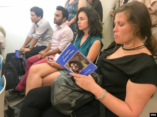 អ្នក​ចូលរួម​ម្នាក់​កំពុង​អាន​សៀវភៅ​ A Cambodian ​Survivor’s ​Odyssey ​ឬ ជា​ភាសា​ខ្មែរ​ ថា «ដំណើរ​ជីវិត» ​របស់​លោកស្រី ​ជា វណ្ណាត អ្នក​វិភាគ​ឯករាជ្យ​នៅ​ក្នុង​ថ្ងៃ​ដាក់​សម្ពោធ​សៀវភៅ​នេះ​ ក្នុង​រាជធានីភ្នំពេញ​ កាល​ពី​ថ្ងៃ​ទី​២០ ខែ​កក្កដា​ ឆ្នាំ​២០១៦។ (ហ៊ាន សុជាតា​/ VOA)