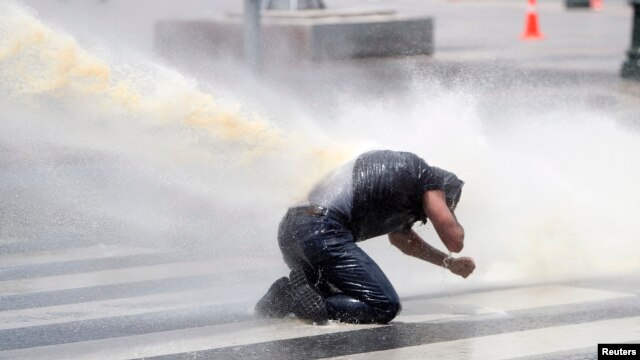 Cảnh sát xịt vòi rồng vào người biểu tình tại Ankara, ngày 16/6/2013.