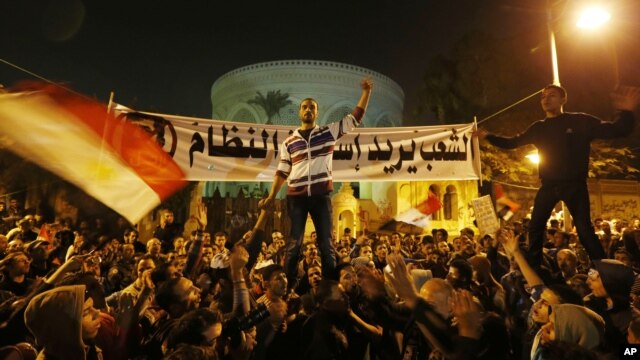 Manifestantes cantando slogans diante do Palácio Presidencial no Cairo ( 09 Dez) 