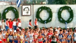 Un memorial de la Maratón lleva el retrato de Spiridon Louis en esta carrera de 1997.