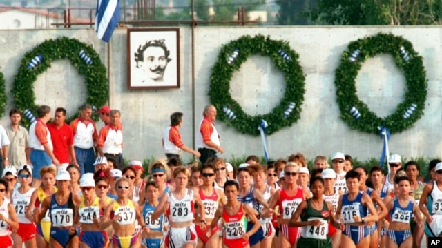 Un memorial de la Maratón lleva el retrato de Spiridon Louis en esta carrera de 1997.