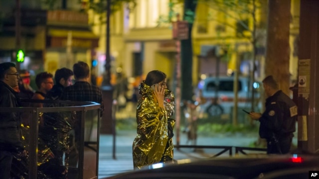 Nạn nhân bỏ đi khỏi phòng hòa nhạc Bataclan sau vụ nổ súng, 14/11/2015.