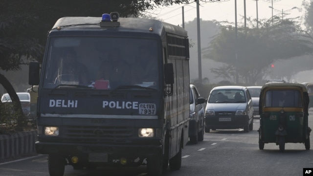 Policijski autobus kojim su, kako se veruje, optuženi silovatelji dovedeni na današnji pretres u Nju Delhiju