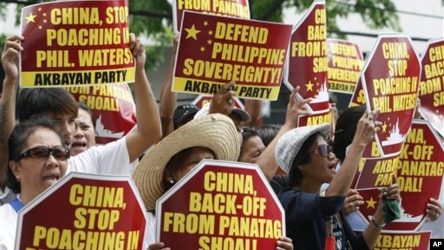 Người biểu tình Philippines bên ngoài Lãnh sự quán Trung Quốc tại khu tài chính của thành phố Makati, phía đông Manila. Philippines tố cáo đòi hỏi của Trung Quốc giành chủ quyền gần như toàn bộ Biển Đông là vi phạm Công ước Liên Hiệp Quốc về luật Biển 1982 