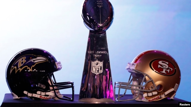Nón của San Francisco 49ers và Baltimore Ravens bên chiếc cúp Vince Lombardi tại cuộc họp báo trước trận Super Bowl XLVII của NFL tại New Orleans, Louisiana, ngày 1/2/2013. 