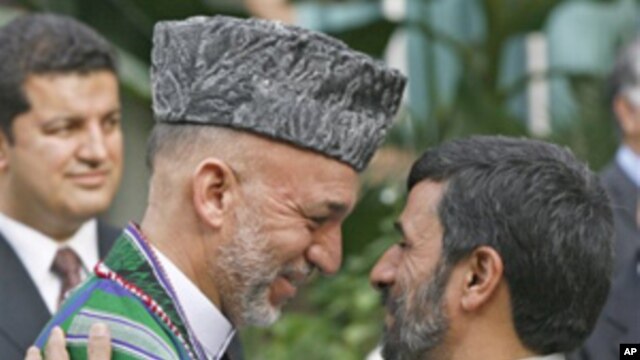 Iranian President Mahmoud Ahmadinejad (r) meets with Afghan President Hamid Karzai (file photo)